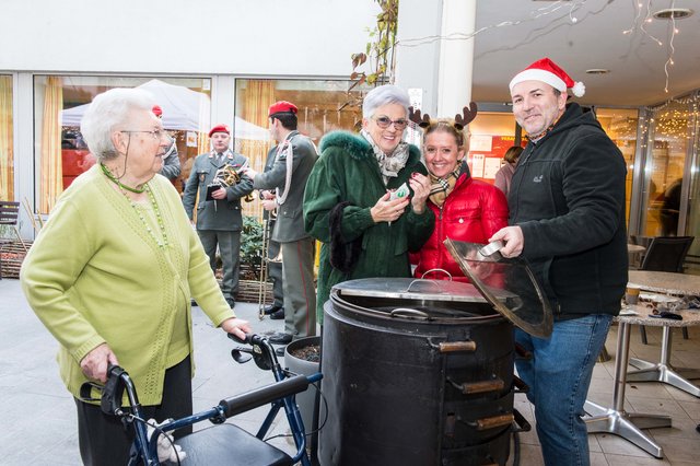 Bei Punsch und Maroni lauschten Bewohner und Gäste der Bläserkapelle der Gardemusik der Maria-Theresien-Kaserne. | Foto: KWP/Froese