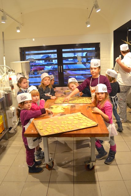 Die kleinen Nachwuchs-Bäcker beim ersten Workshop in der Geier-Backstube. | Foto: Stadtgemeinde Korneuburg