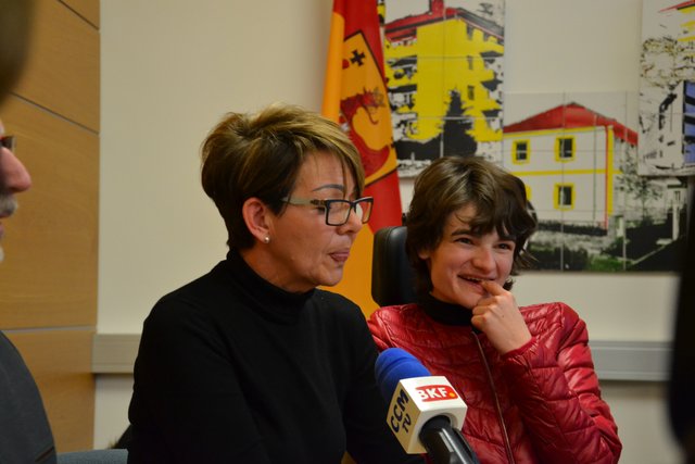 Ingrid Weber erzählt über die sagenhaften Fortschritte die Janine während einer Delphintherapie gemacht hat