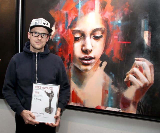 Auszeichnung: Georg Pummer mit seinem Bild, für das er den zweiten Preis beim „Kitz Award 2018“ erhielt. | Foto: Kopitz