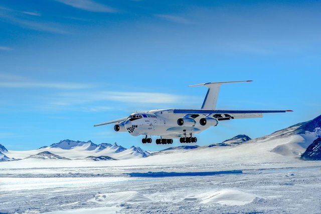 Nach über vier Stunden Flug vom chilenischen Punta Arenas ist die schwere Iljuschin IL-76 mit den Teilnehmer im Landeanflug auf die Piste des Union Glacier in der Antarktis | Foto: Global Running Adventures