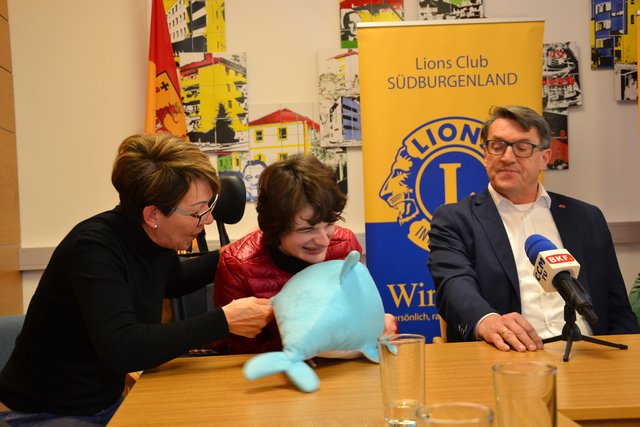 Die intelligenten Tiere haben ein besonderes Gespür für Menschen mit besonderen Bedürfnissen, die Delphintherapie ist sehr wertvoll für Janine