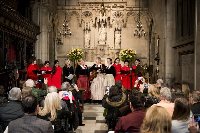 Die Kröll Geschwister aus dem Zillertal sangen das wohl bekannteste Weihnachtslied der Welt im Big Apple | Foto: Austrian Tourist Office / David Plakke