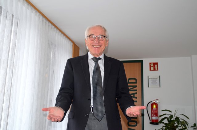 Trotz leerer Hände guter Dinge: Bürgermeister Maximilian Titz | Foto: Cornelia Baumann