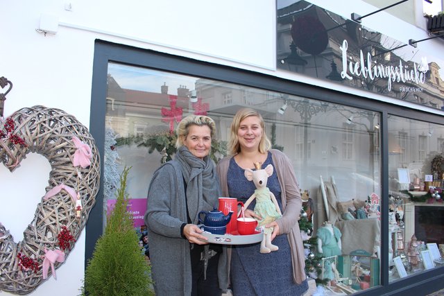 Platz 1: Lieblingsstücke für Dich und Mich
Erst im vergangenen Herbst hat das liebevoll gestaltete Deko- und Geschenke-Geschäft „Lieblingsstücke für Dich und Mich“ (Rathausplatz 6) eröffnet. Mit ihren besonders stimmungsvoll in Szene gesetzten Produkten hat das Team gleich auf Anhieb den ersten Platz im Wettbewerb um die schönste Weihnachtsauslage gewonnen. Gleichzeitig nostalgisch, romantisch und modern – hier erwarten die Kunden ganz besondere Weihnachtsgeschenke von Keramik über Kerzen bis zu Wohnaccessoires, die Herz und Auge erfreuen.