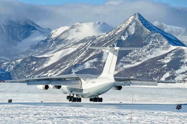 Landung der Teilnehmer auf dem Union Glacier in der Antarktis | Foto: Global Running Adventures