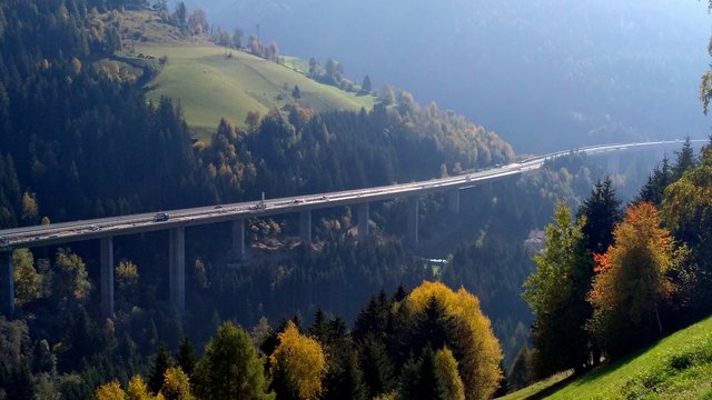 Die Rauchenkatsch Hangbrücke auf der A10 Tauernautobahn