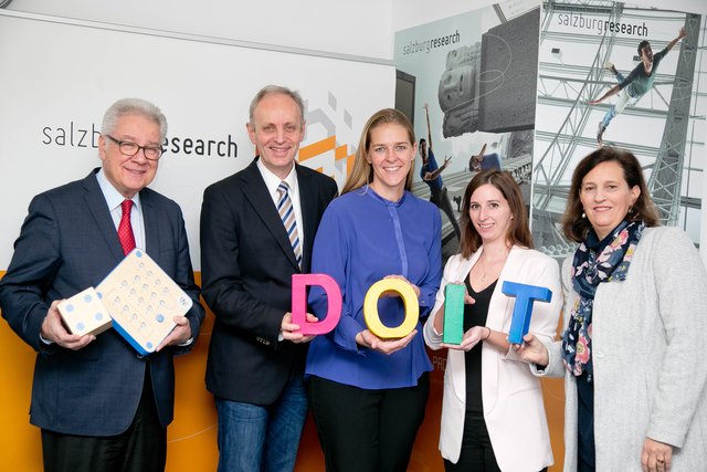 Bernd Petrisch (AR-Vorsitzender Salzburg Research) Siegfried Reich (GF Salzburg Research), LR Andrea Klambauer, Eva Hollauf (Junior Researcher Salzburg Research), Veronika Hornung-Prähauser (Leiterin Innovation Lab.