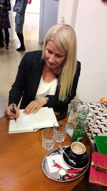Claudia Stöckl signierte ihre Bücher in Köflach für das Publikum.