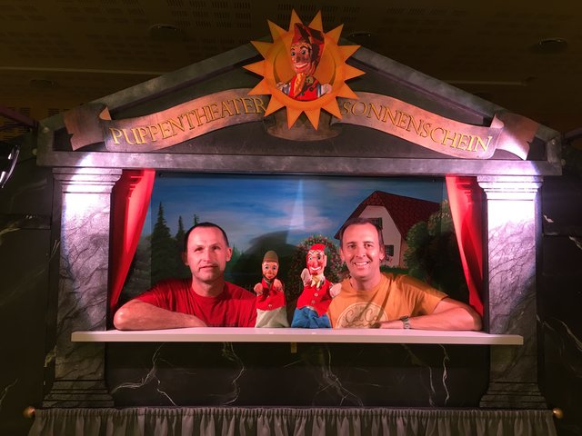 Die Puppenspieler Markus (rechts) und Werner Halb schreiben Kasperl-Stücke und touren mit der Bühne "Sonnenschein" durchs Land.