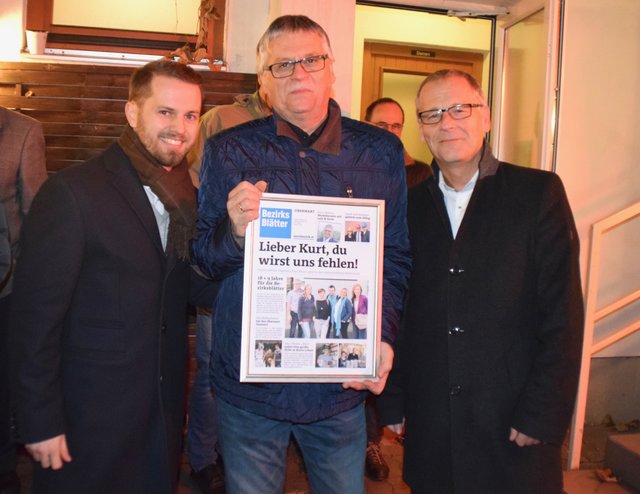 Christoph Hausegger, Geschäftsführer der Bezirksblätter Burgenland (li.) und Burgenland-Chefredaktuer Christian Uchann (re.) verabschieden sich von Kurt Balazs.