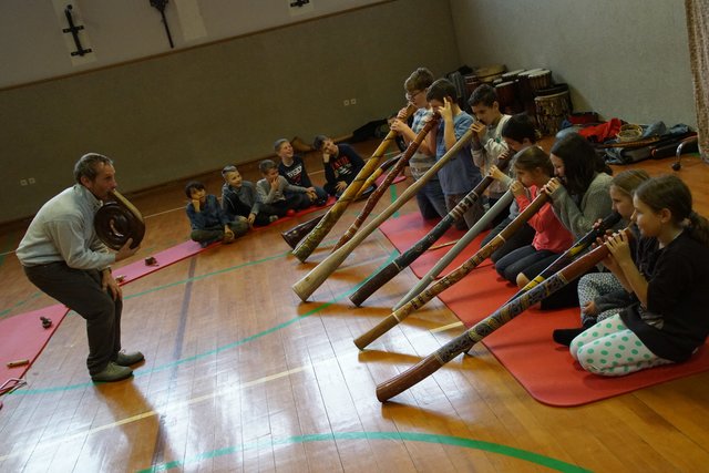 Das Didgeridoo war ein begehrtes Instrument bei den Schülerinnen.