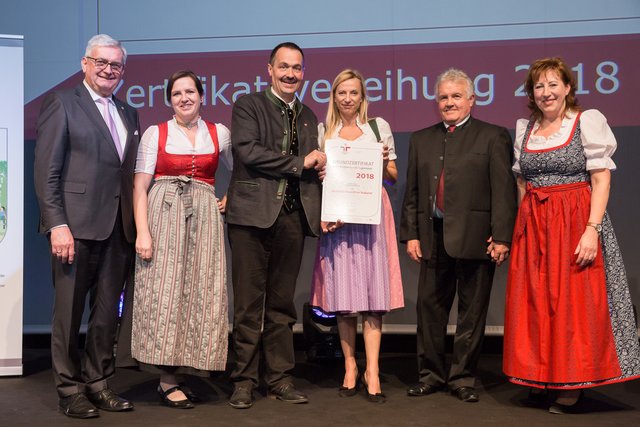 V.l.: Präsident des Österreichischen Gemeindebundes Alfred Riedl, Projektgruppenmitglied GR Anita Siller, Projektgruppenmitglied und Bgm.-Stv. Andreas Gleirscher, Familienministerin Juliane Bogner-Strauß, Projektgruppenmitglied Klaus Rainer, Auditbeauftragte, Obfrau Familien- Jugend- Sozialausschuss und Ersatz-GR Barbara Rainer | Foto: Foto: Elena Azzalini Photography
