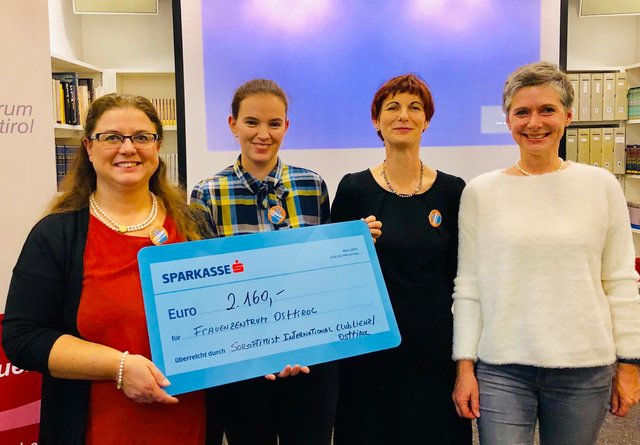 Spendenübergabe an das Frauenzentrum Osttirol: v.l. Präsidentin Gianna Pinna, Caroline Rainer und Brigitte Schieder (beide Frauenzentrum Osttirol) und Schatzmeisterin Ulrike Wibmer. | Foto: SI Club Lienz/Osttirol