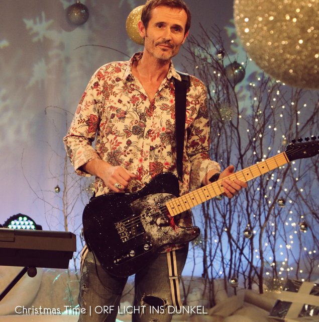 Bruno Unterberger in der Licht-ins-Dunkel-Kulisse; sein Lieblings-Christmas-Song: "Christmas Time" aus eigener Feder | Foto: ORF/Licht ins Dunkel