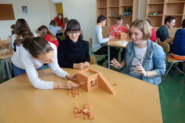 Einen Vorgeschmack auf die berufspraktischen Schnuppertage und die Lehre als Maurer bekamen die Schüler der 4. Klassen der NMS Güssing.