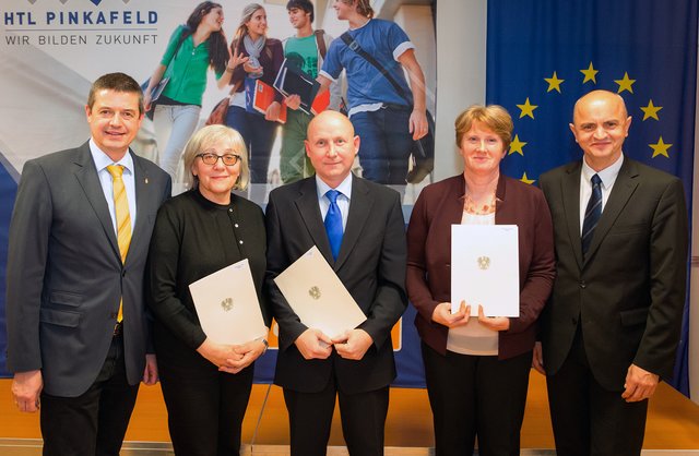 Dir. Wilfried Lercher (li) und Bildungsdirektor Heinz Zitz (re) gratulierten Oberstudienrätin Edith Gasser, Oberschulrat Jürgen Nika und Oberstudienrätin Brigitte Karner (v.l.) | Foto: HTL Pinkafeld/Quaritsch