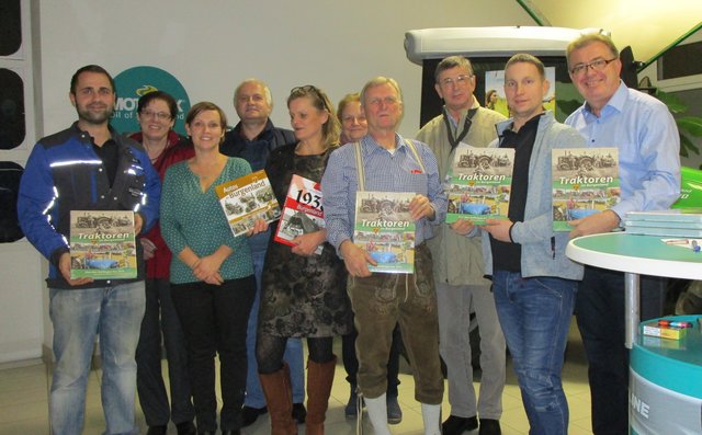 Bei der Präsentation von links: Christoph Schöll, Karla Schöll-Tritremmel, Tina Ecker, Ernst-Anton Hihlik, Elisabeth Bilinsky, Maria Schock, Norbert Pingitzer, Erich Schock, Marc Tremmel und Werner Schöll.
