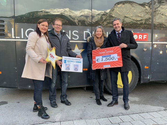 Susanne Buratti, Christian Papes, Marina Baldauf und Robert Frießer bei der Scheckübergabe | Foto: schloss-marketing