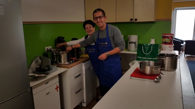 Klubobmann Andreas Reind freut sich den Verein Oase mit der Gulaschsuppen-Spende zu unterstützen.
  | Foto: FPÖ 