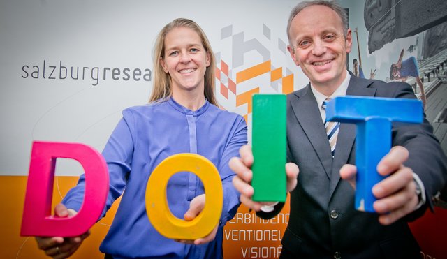 LR Andrea Klambauer und Siegfried Reich (GF Salzburg Research)