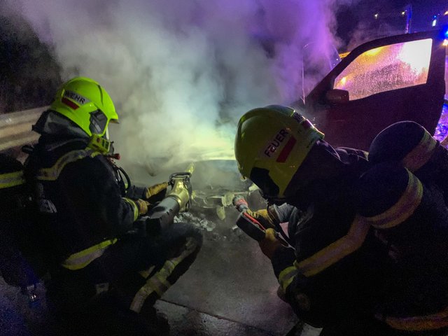 Die Feuerwehr Mooskirchen hatte den Fahrzeugbrand rasch unter Kontrolle. | Foto: FF Markt Mooskirchen