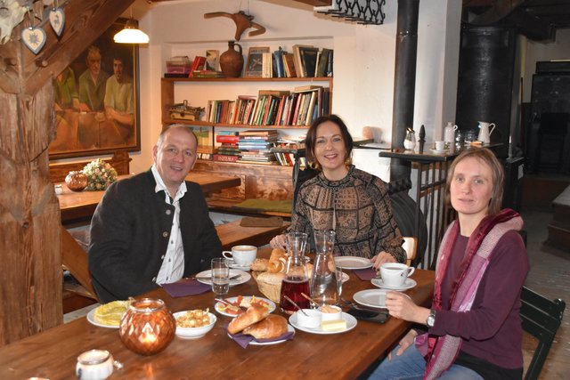 Gemütlicher geht's nicht: Businessbrunch beim Zwerndorfer 3er-Wirten mit Ulli und Pepi Bubenicek sowie Redaktionsleiterin Ulrike Potmesil.
