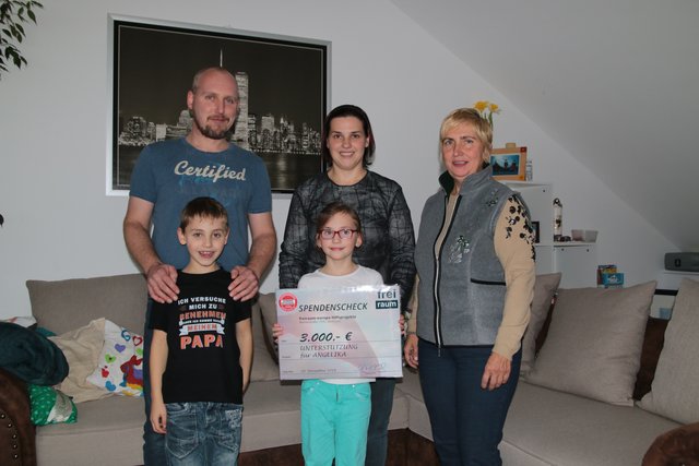 Angelika mit ihrer Familie und der Schecküberbringerin von freiraum-europa, Frau Hedwig Harrer. | Foto: Freiraum