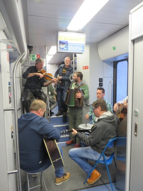 Im Zug spielte die bekannte Band Opfekompott aus dem Pielachtal live auf.