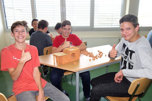 Gelungen: Die ersten Mini-Rohbauten der Maurer in spe.
