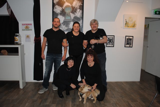 Das Team des Rising Phoenix. Oben: Schriftführer Rene Sorko (links), Kassierin "Tante" Angie Schwarz, "Papa" Herwig Korinek. Unten: Obfrau Gina Louis (links) und künstlerische Leiterin Cia Mason. | Foto: Brunnbauer