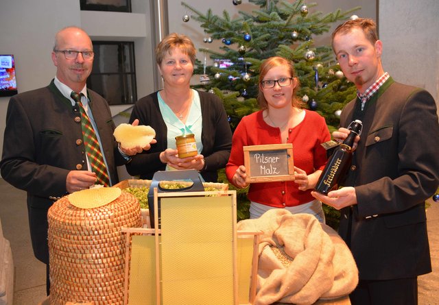 Die Imkerfamilie Reithmayr aus St. Oswald.  | Foto: Pramhofer