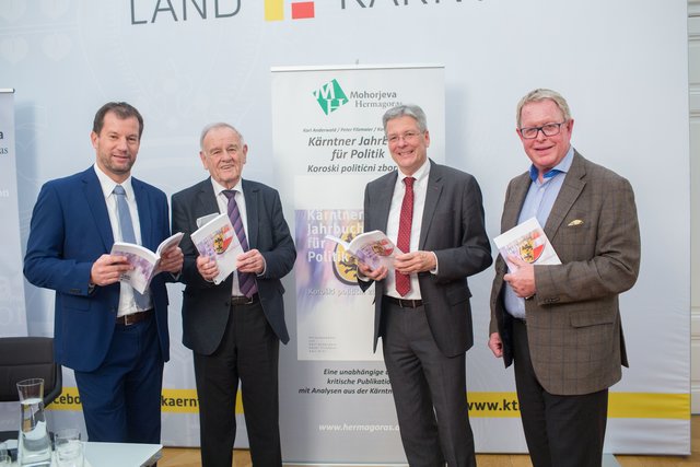 Die Herausgeber Karl Hren und Karl Anderwald, Landeshauptmann Peter Kaiser und Altlandeshauptmann Christof Zernatto (von links) bei der Präsentation des politischen Jahrbuchs 2018