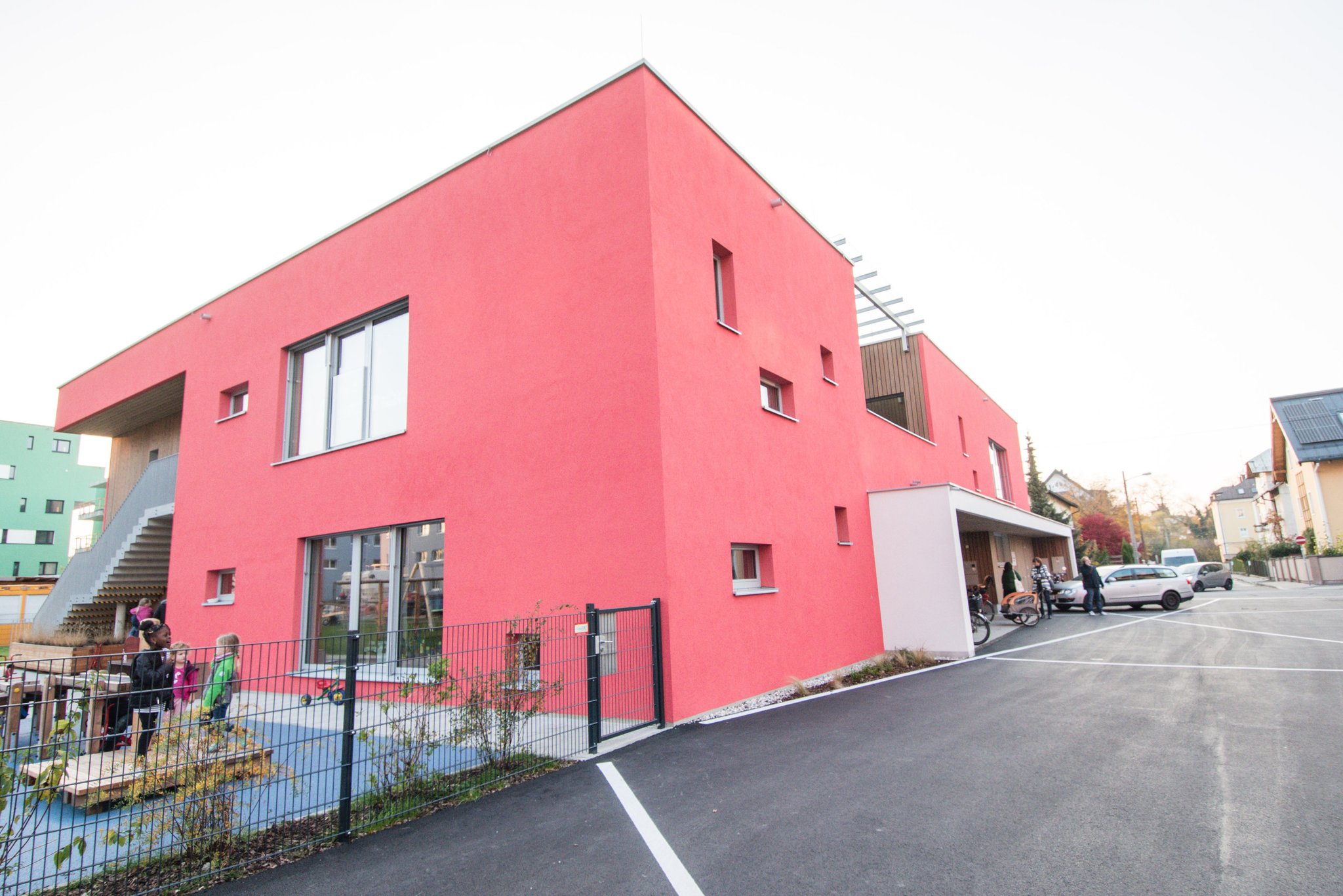 Zum Wohlfuhlen 100 Kinder Im Kindergarten Riedenburg Salzburg Stadt