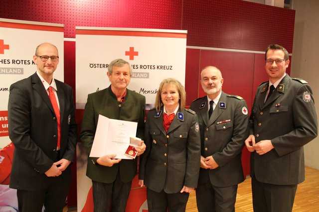 Markus Mottl (Blutspendezentrale), Walter Marx, Ortsstellenleiterin Hildegard Lang mit den Bezirksstellenleiter-Stv. Herbert Stangl und Thomas Wagner