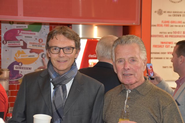 Max und Nicolas Singewald erkunden den neuen Burger King.