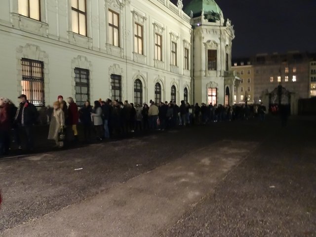 Sooooooooo lange war die Schlange der Leute um 19.oo h, diese Aktion gibt es nun jeden 1.Freitag im Monat - es zahlt sich jedenfalls aus, emfpehlenswert aber pünktlich sein ;-)