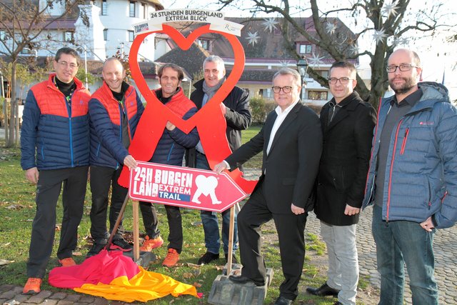 Tour und Trail-Macher Michael Oberhauser, Tobias Monte und Josef Burkhardt mit Gerold Stagl (Bgm. Rust), LH Hans Niessl, Thomas Schmid (Bgm. Oggau) und Rene Lentsch (Podersdorf Tourismus). | Foto: LMS