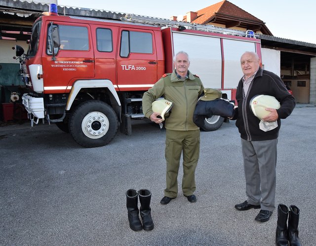 Den gebrauchten und aus Spenden finanzierten Tanklöschwagen lassen der Wörterberger Hannes Langmann (links) und der Stinatzer Franz Grandits nach Afrika bringen. | Foto: Bezirkskommando