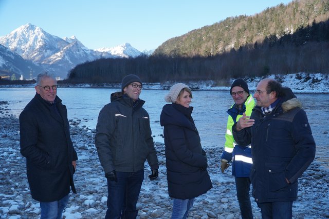 Bitterkalt war es bei der Projektvorstellung direkt am Lechufer. Die Laune war dennoch gut. | Foto: Reichel