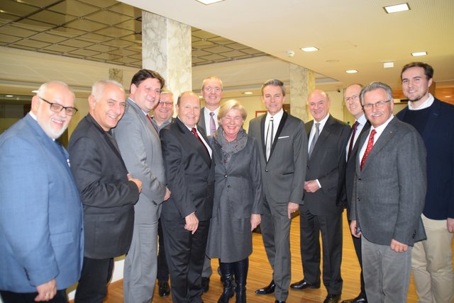 Viel Prominenz - inklusive Landeshauptmann a.D. Erwin Pröll und Gattin Sissy beim Besuch von Alfons Haider in der Volksbank Baden