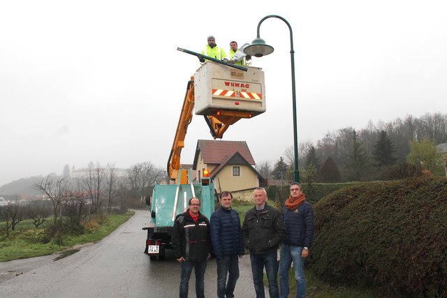 Peter Hessel (EVN), Stadtrat Werner Stöberl, Johann Bauer (Leiter der städtischen Elektroabteilung) und sein Stellvertreter Reinhard Brückner freuen sich über den raschen Fortgang der Umstellung der Straßenbeleuchtung auf LED in der Thallerner Hauptstraße. Im Hubsteiger: Philip Brenninger, Christoph Seidl | Foto: privat