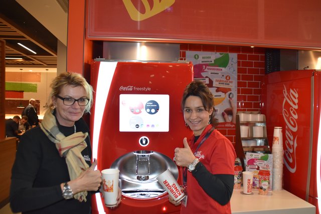 Mirka Faust und Birgit Reck-Blaschke freuen sich über den Coca-Cola-Freestyle-Automaten.