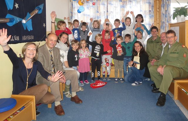 Loy und Reiter &lt;/f&gt; sowie Mayr, Sumereder und Leeb (v.r.) mit der ausgezeichneten Kindergartengruppe. | Foto: Marktgemeinde Seewalchen