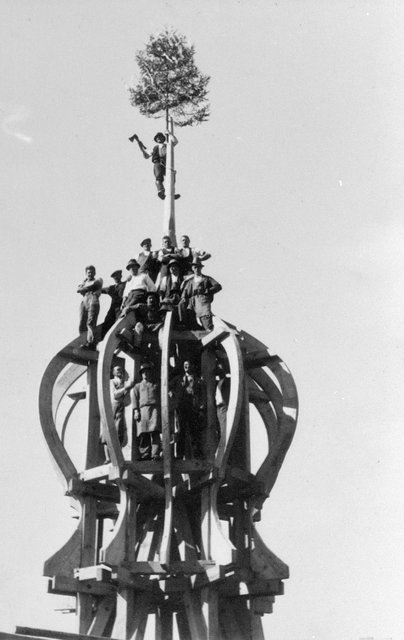 Die Kirchtürme wurden wiedererrichtet – Dachgleiche. | Foto: Gemeindearchiv