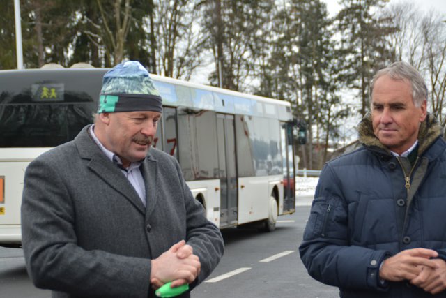 Bgm Josef Ritzer (li.) und Erwin Obermaier (Baubezirksamt) beim Lokalaugenschein in Eichelwang. 