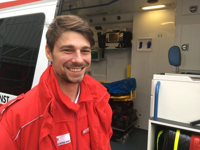 Sanitäter leisten Menschen in Not Erste Hilfe. Diese Phase entscheidet in vielen Fällen über Leben und Tod. | Foto: Noël Gaar