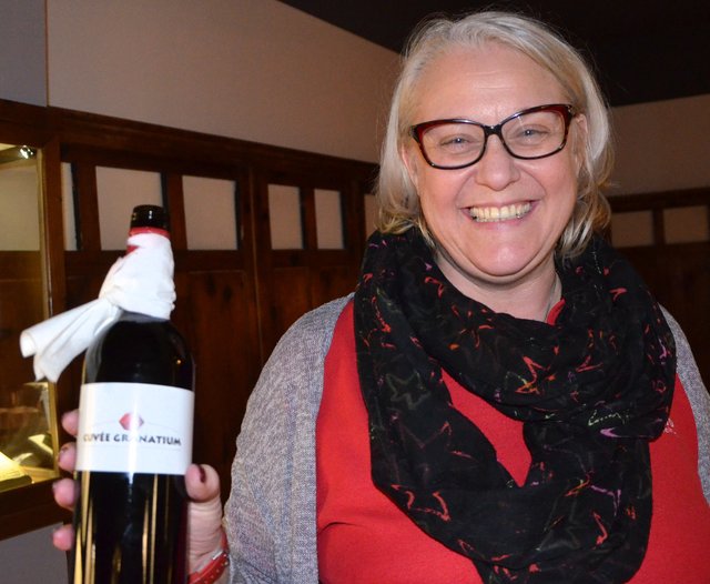 Bettina Eder schenkte Granatium-Wein aus
