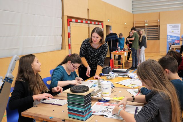 Mit Andrea Wimmer von der Buchbinderei Gutmann in Fernitz-Mellach fertigten die NMS-Schüler Notizbücher an. | Foto: Edith Ertl