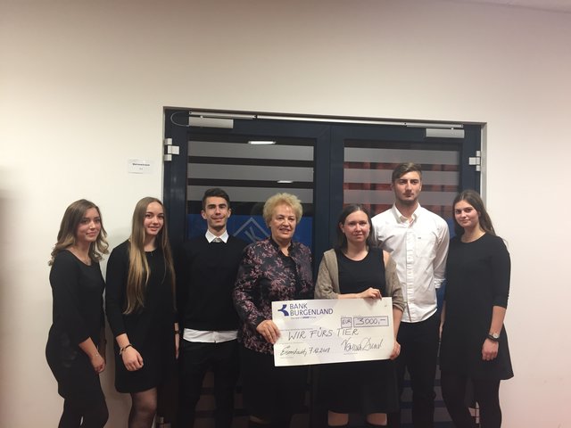 3.000 Euro für "Wir fürs Tier": Lena Schrancz, Lena Burits, Pascal Garger, Landesrätin Verena Dunst, Alice Pichler, Manuel Fritz, Yvonne Jost
 | Foto: Büro Dunst